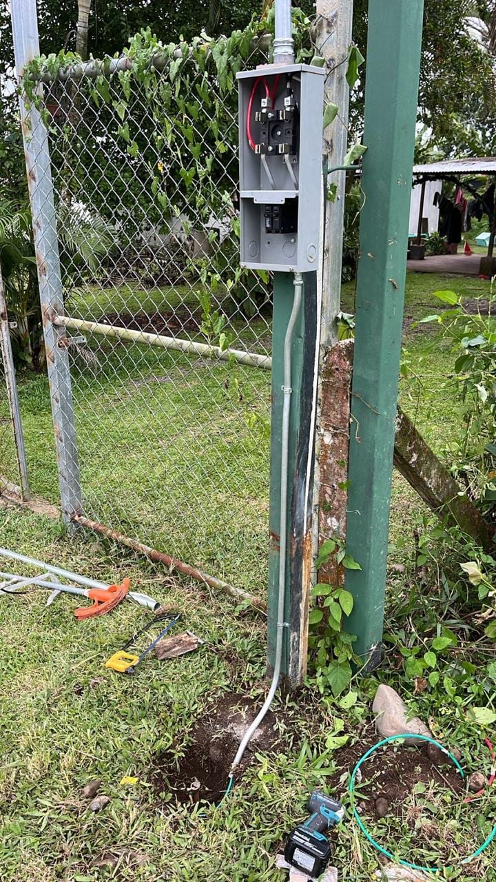 Acometida Eléctrica y Tablero Exterior — Poste, cableado subterráneo y centro de carga para intemperie