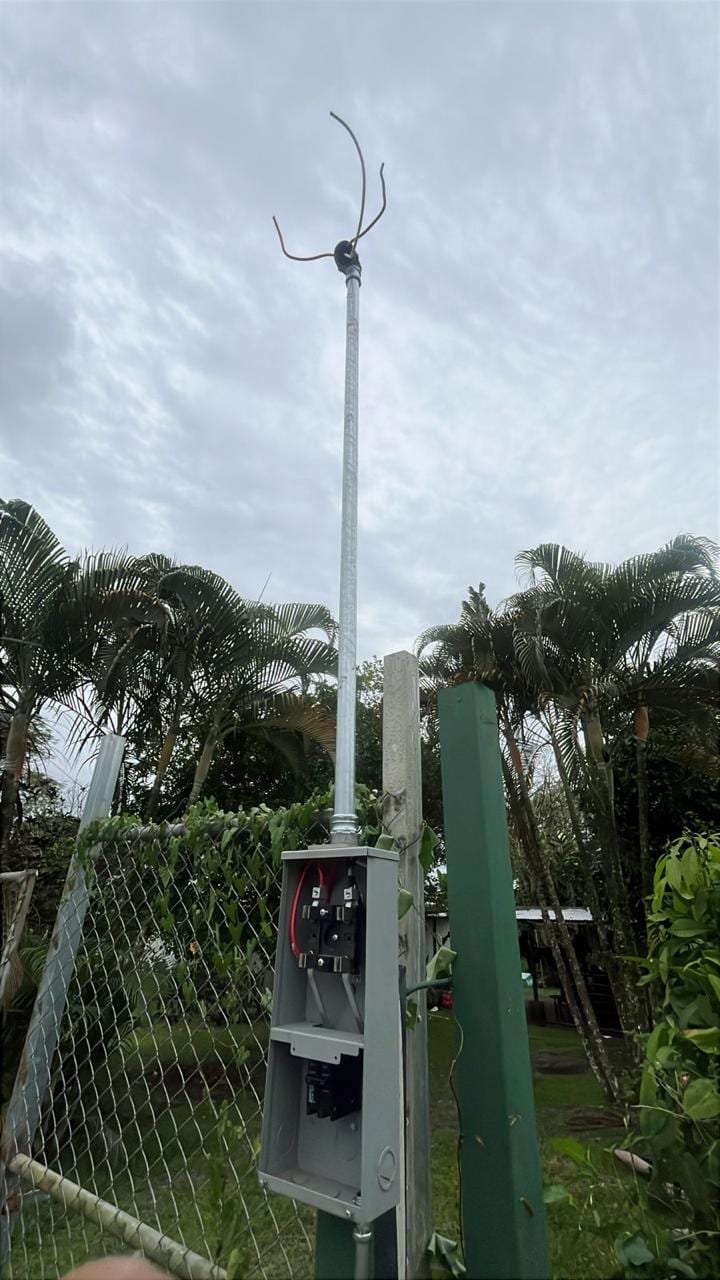Acometida Eléctrica y Tablero Exterior — Poste, cableado subterráneo y centro de carga para intemperie