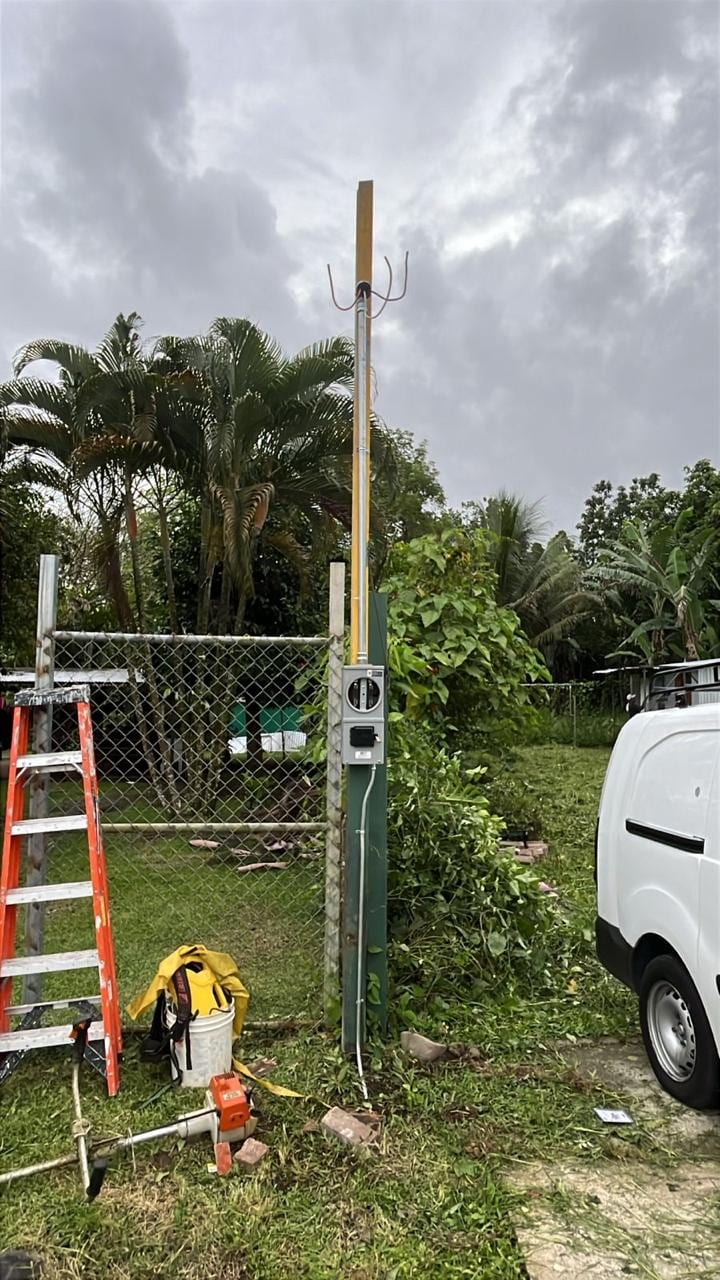 Acometida Eléctrica y Tablero Exterior — Poste, cableado subterráneo y centro de carga para intemperie