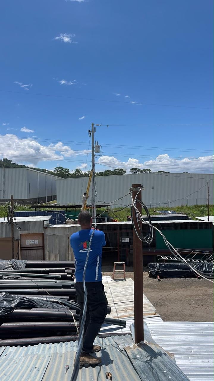 Acometida Eléctrica y Tablero Exterior — Poste, cableado subterráneo y centro de carga para intemperie