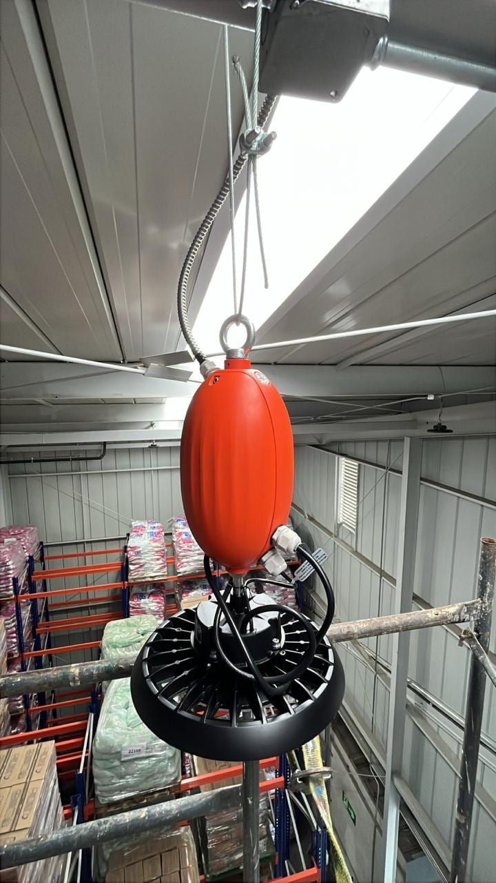 Iluminación Industrial en Bodega — Luminarias High Bay instaladas en altura con andamiaje certificado
