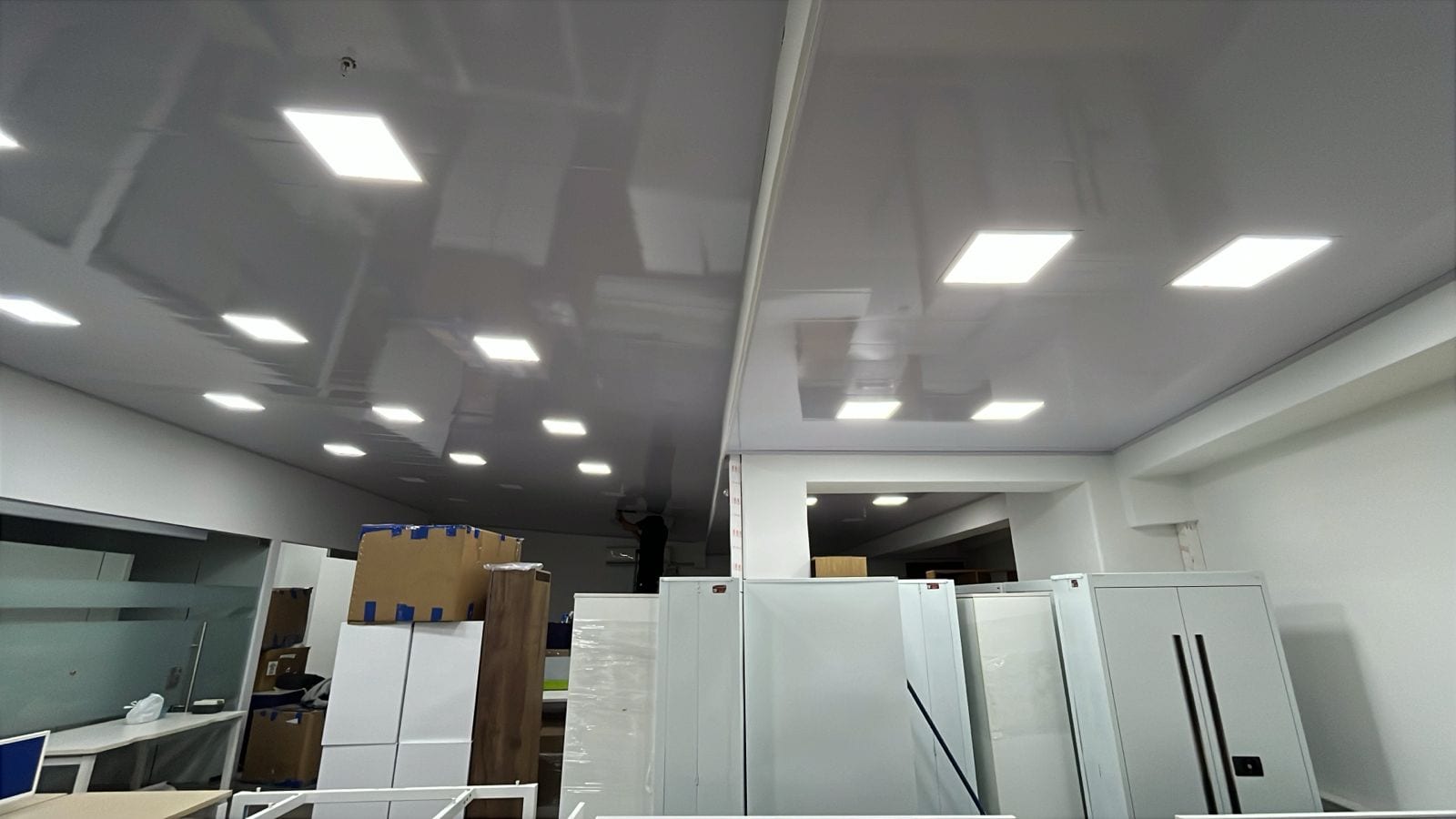 Iluminación LED en Oficina Corporativa — Paneles empotrados en cielo raso con distribución uniforme