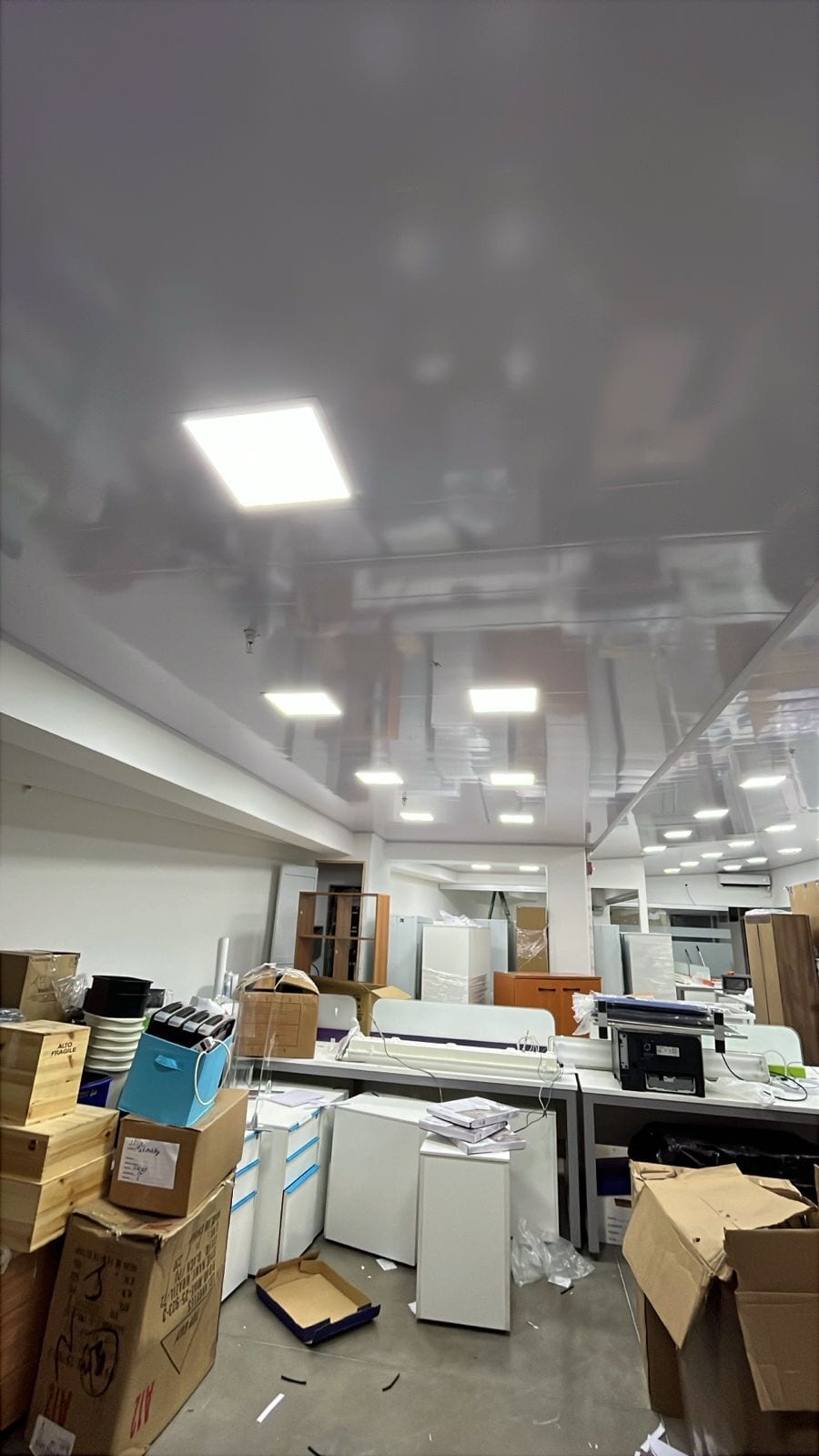 Iluminación LED en Oficina Corporativa — Paneles empotrados en cielo raso con distribución uniforme