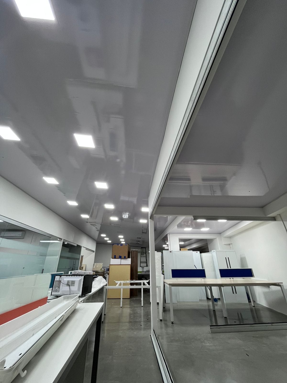 Iluminación LED en Oficina Corporativa — Paneles empotrados en cielo raso con distribución uniforme