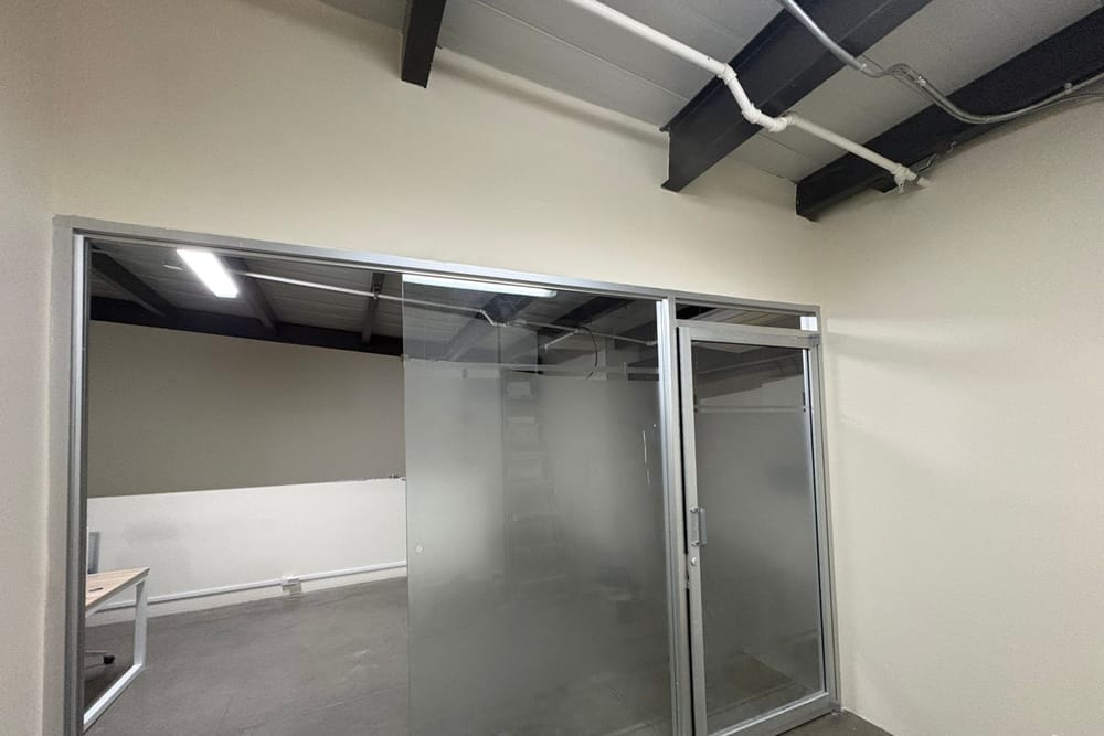 Puerta de vidrio con marco de aluminio recién instalada