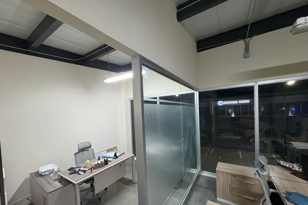 Oficinas con divisiones en vidrio y perfilería de aluminio
