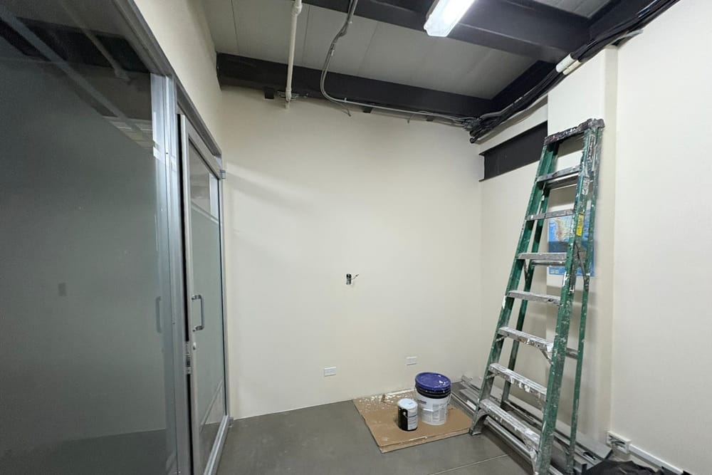 Oficina en obra con paredes en gypsum listas para pintar
