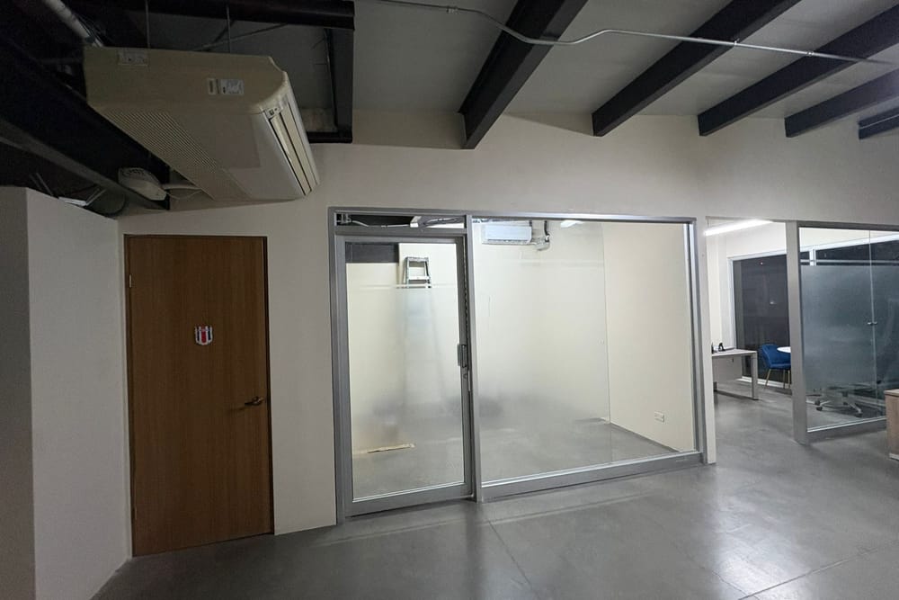 Sala de reuniones cerrada con divisiones de vidrio