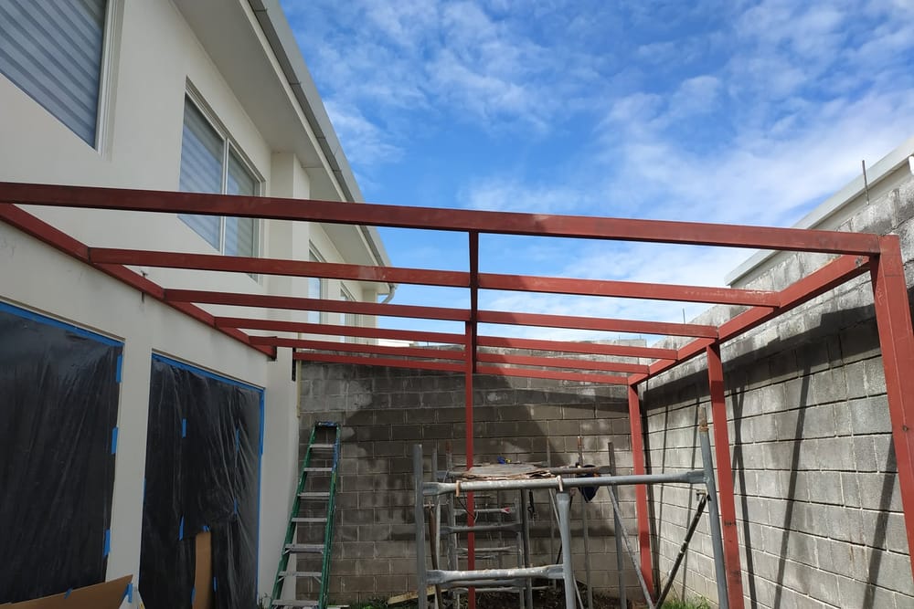 Estructura metálica de techado en perfil de hierro vista desde abajo