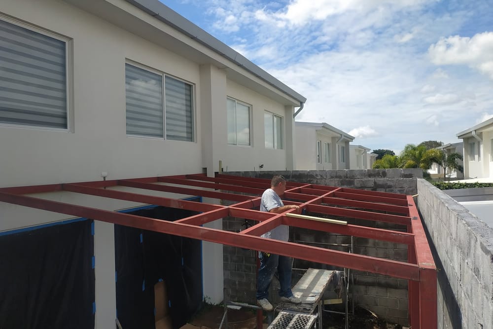 Montaje de estructura metálica para techar un patio