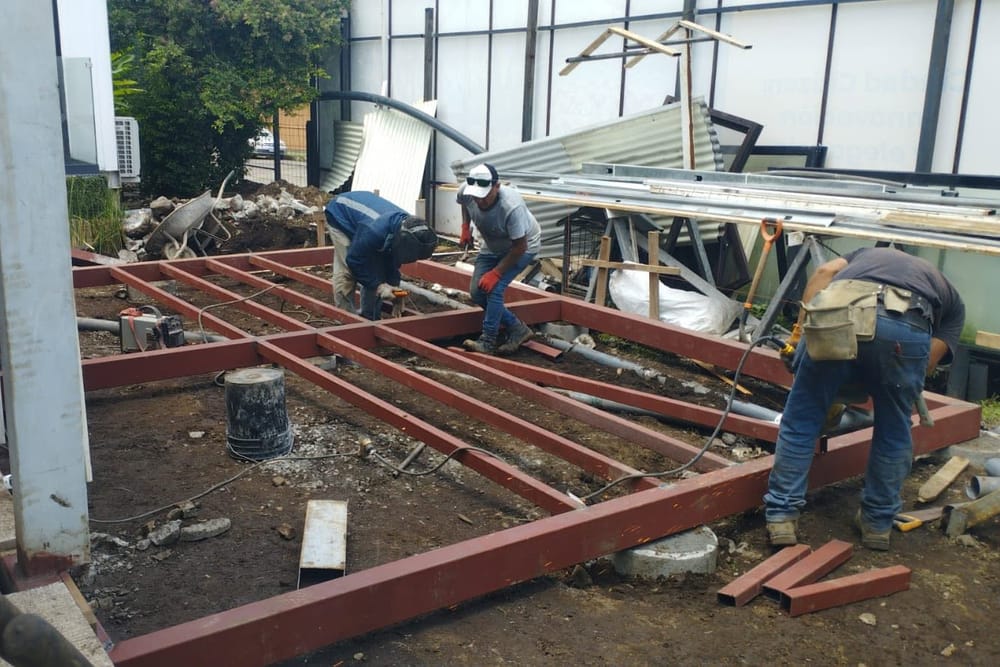 Equipo armando la estructura metálica de un entrepiso